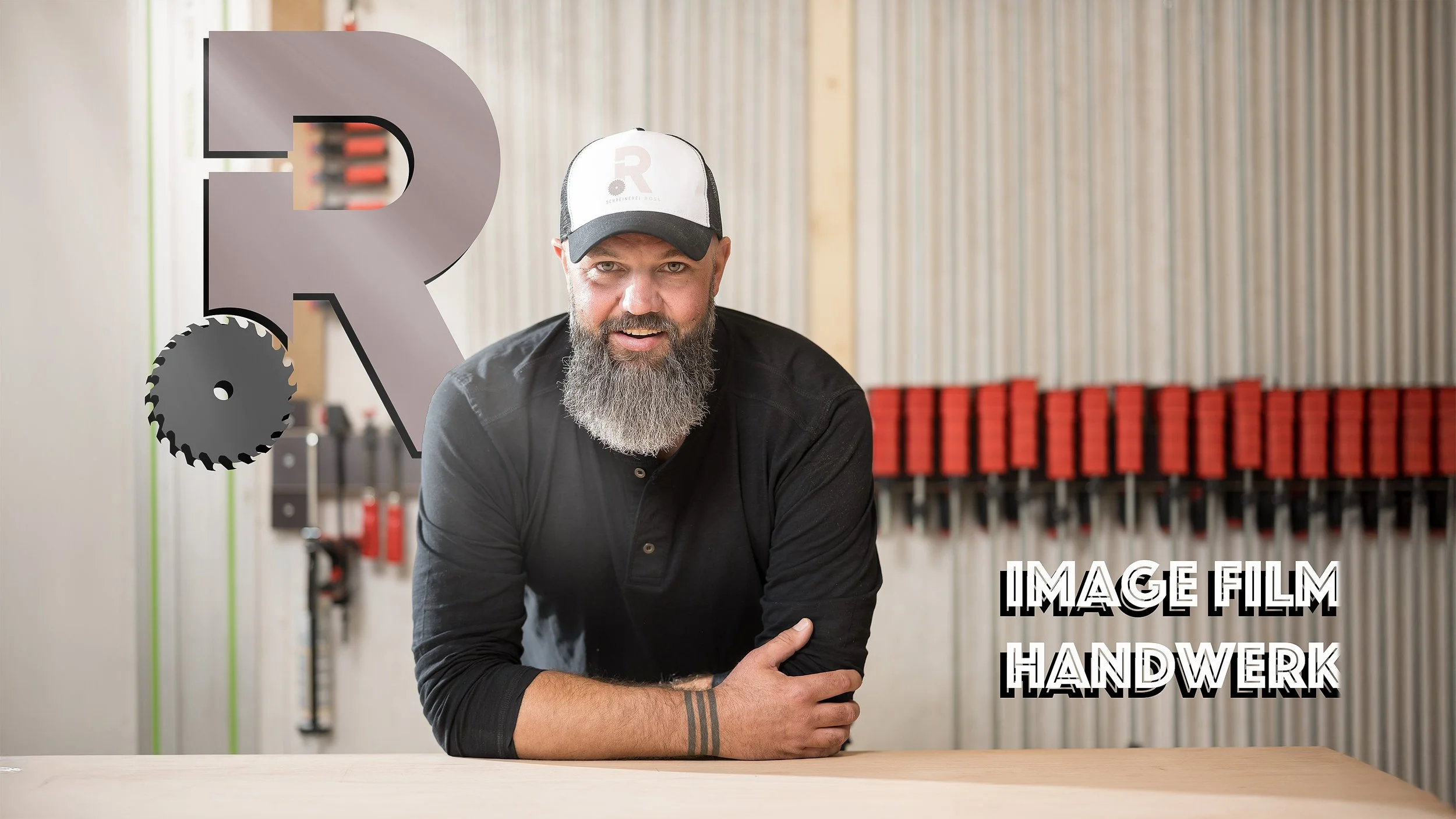 Mann mit Bart und Baseballkappe vor Werkzeugwand in Werkstatt, Text 'Image Film Handwerk'