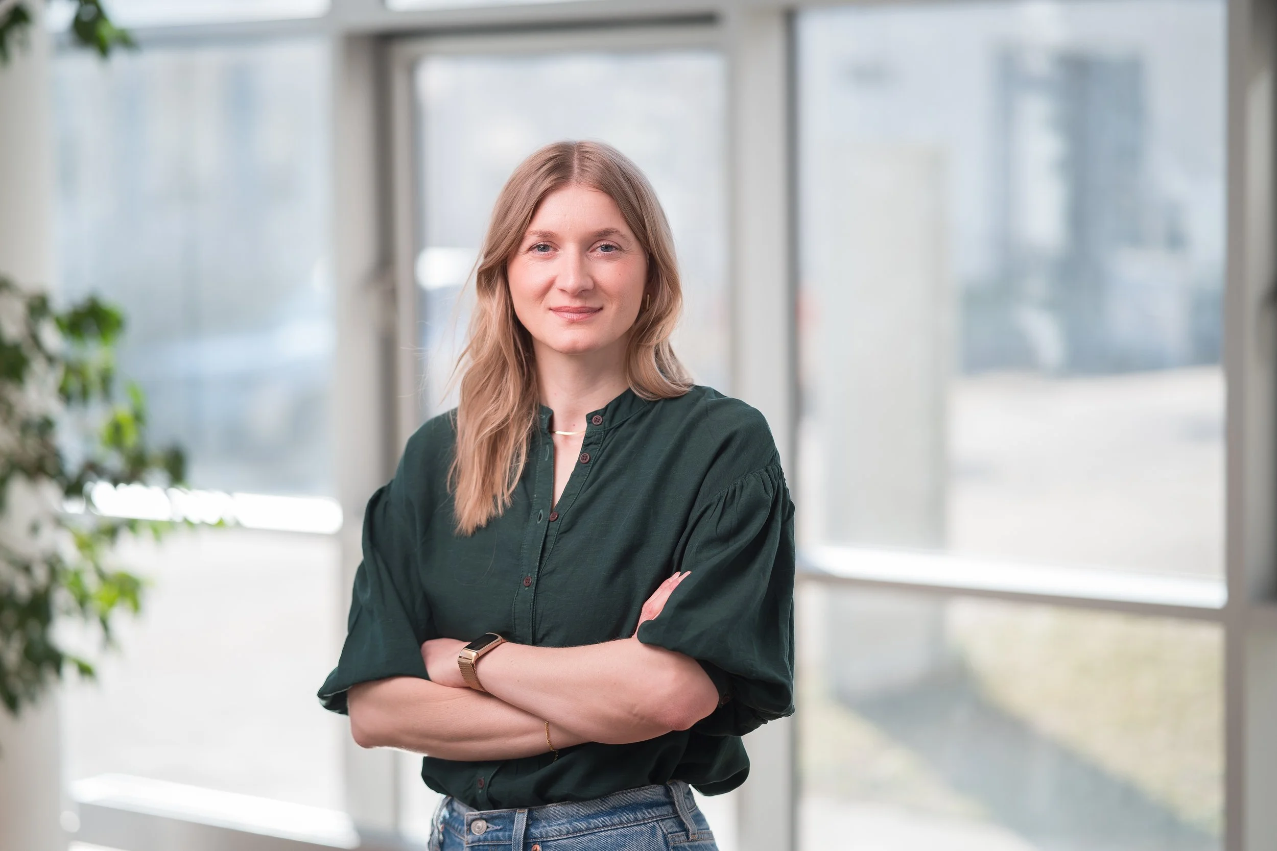 Mitarbeiterfotos sind entscheidend für die Unternehmenskommunikation. Sie sind mehr als Abbildungen – sie festigen die Identität eines Unternehmens. Authentisch vor Ort erstellt, zeigen sie Glaubwürdigkeit und die menschliche Seite Ihres Teams. In