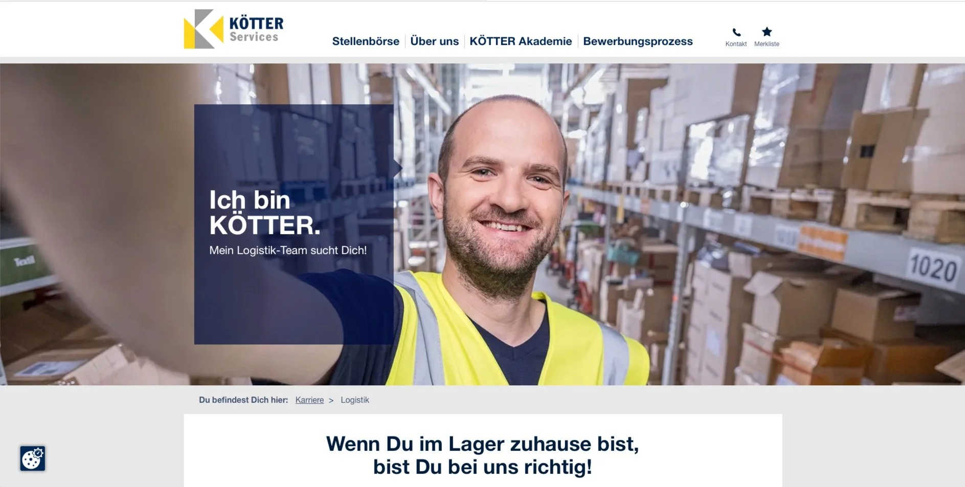 Mitarbeiter macht Selfi an seinem Arbeitsplatz
