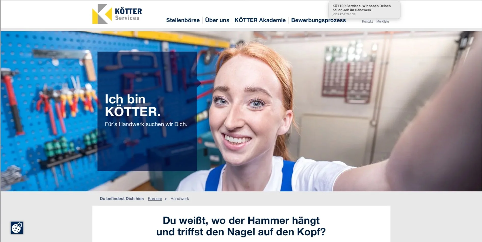 Mitarbeiterin macht Selfi an Ihrem Arbeitsplatz