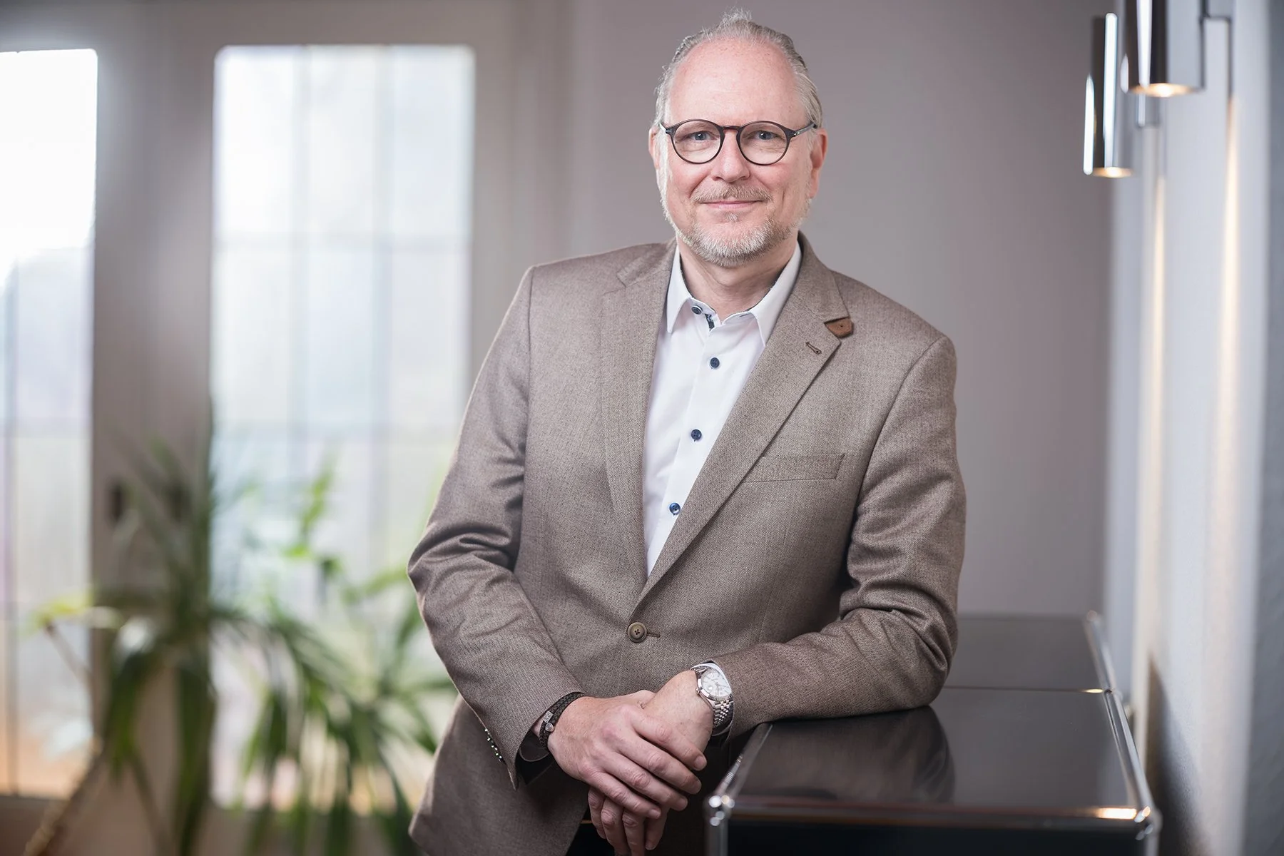 Anwalt schaut in Kamera