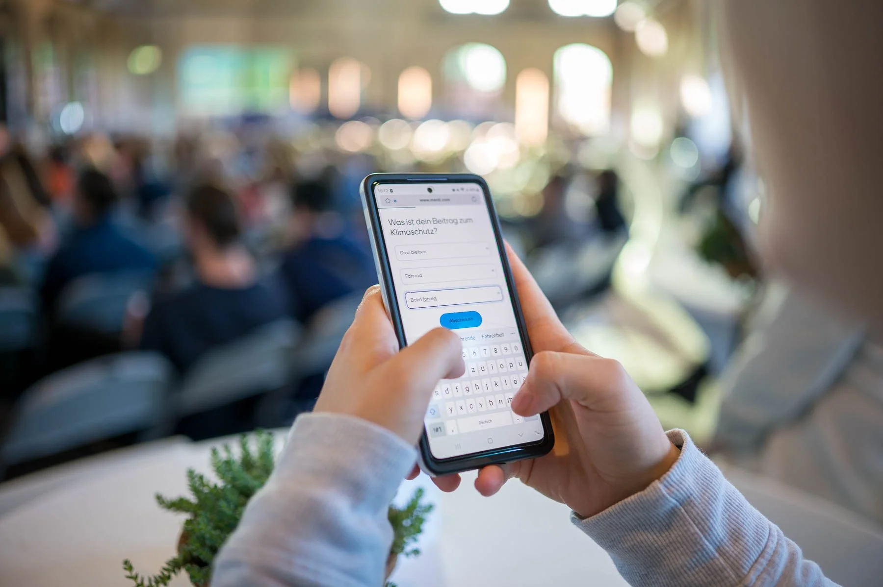 Live-Abstimmung per Smartphone bei Konferenz, Eventfotograf Jean-Claude Winkler