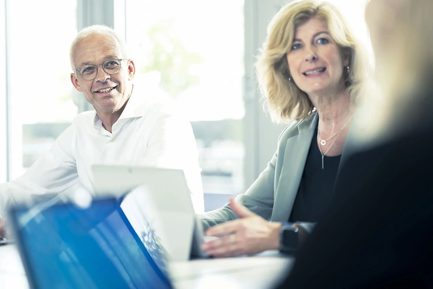 Meeting mit Mitarbeitern in Office Stuttgart