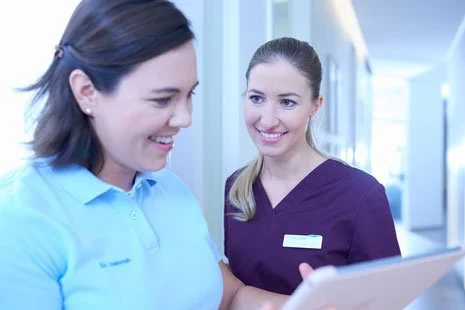 Schwestern in Krankenhausflur im Gespräch