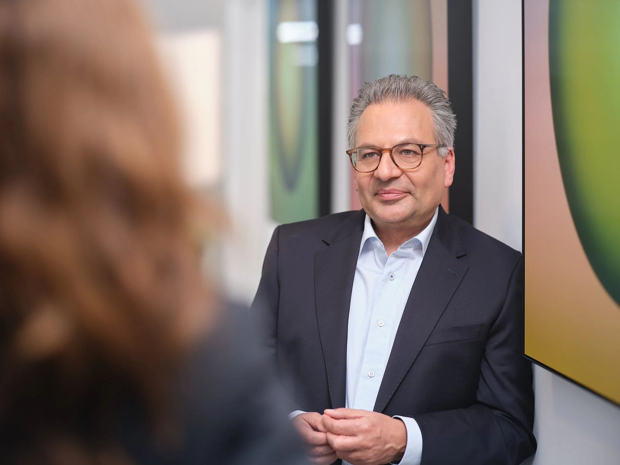 Businessportrait eines Beraters mit Brille im Gespräch am Konferenztisch – Businessfotograf Stuttgart