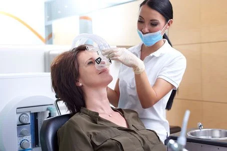 Ärztin führt eine Nasenuntersuchung bei einer Patientin durch.