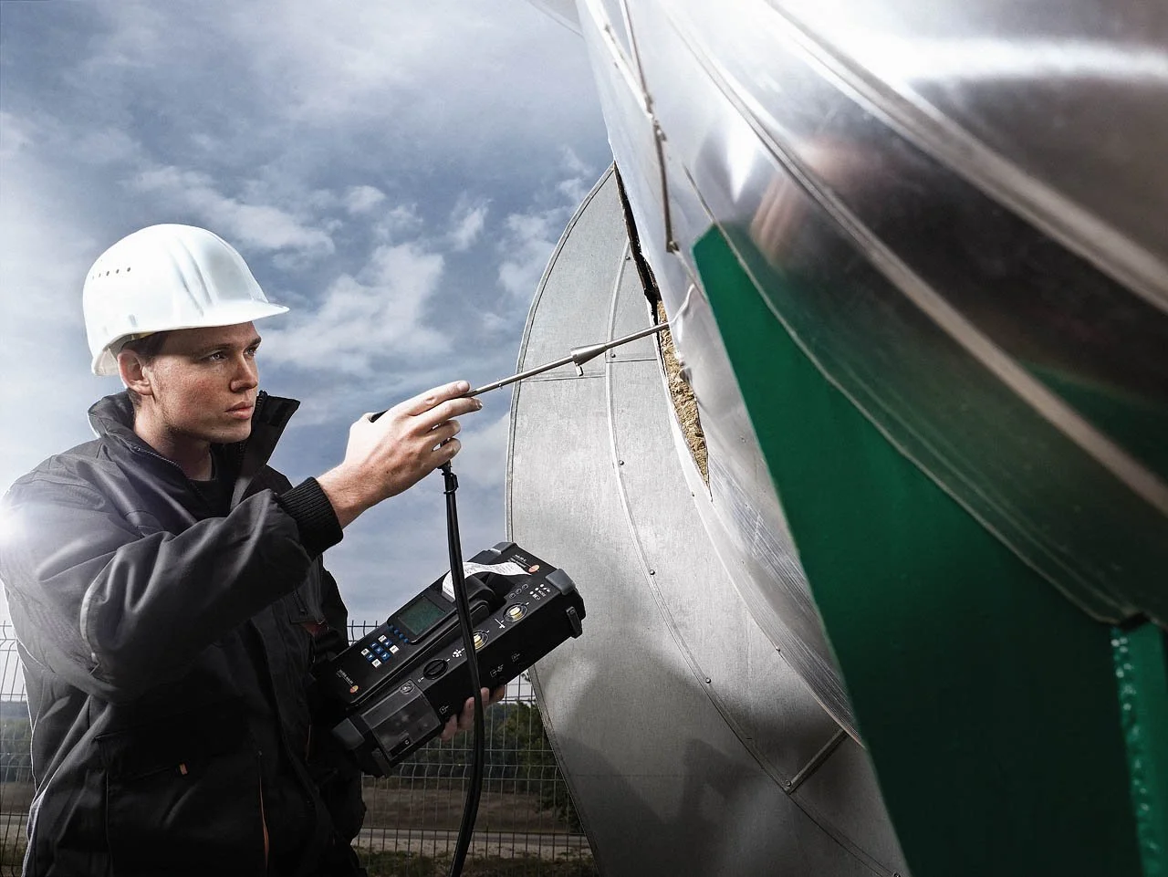 Ingenieur prüft und misst an Aussenanlage