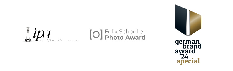Grafische Darstellung eines Preiszertifikats für den Felix Schoeller Photo Award, mit Text in Englisch und Deutsch, goldener und schwarzer Gestaltung.