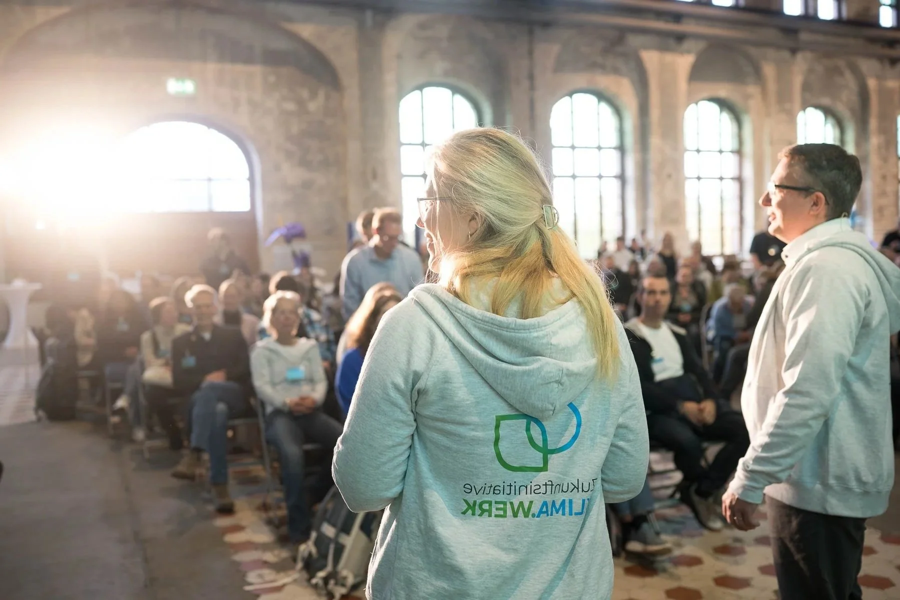 Moderatorin auf Bühne in Essen