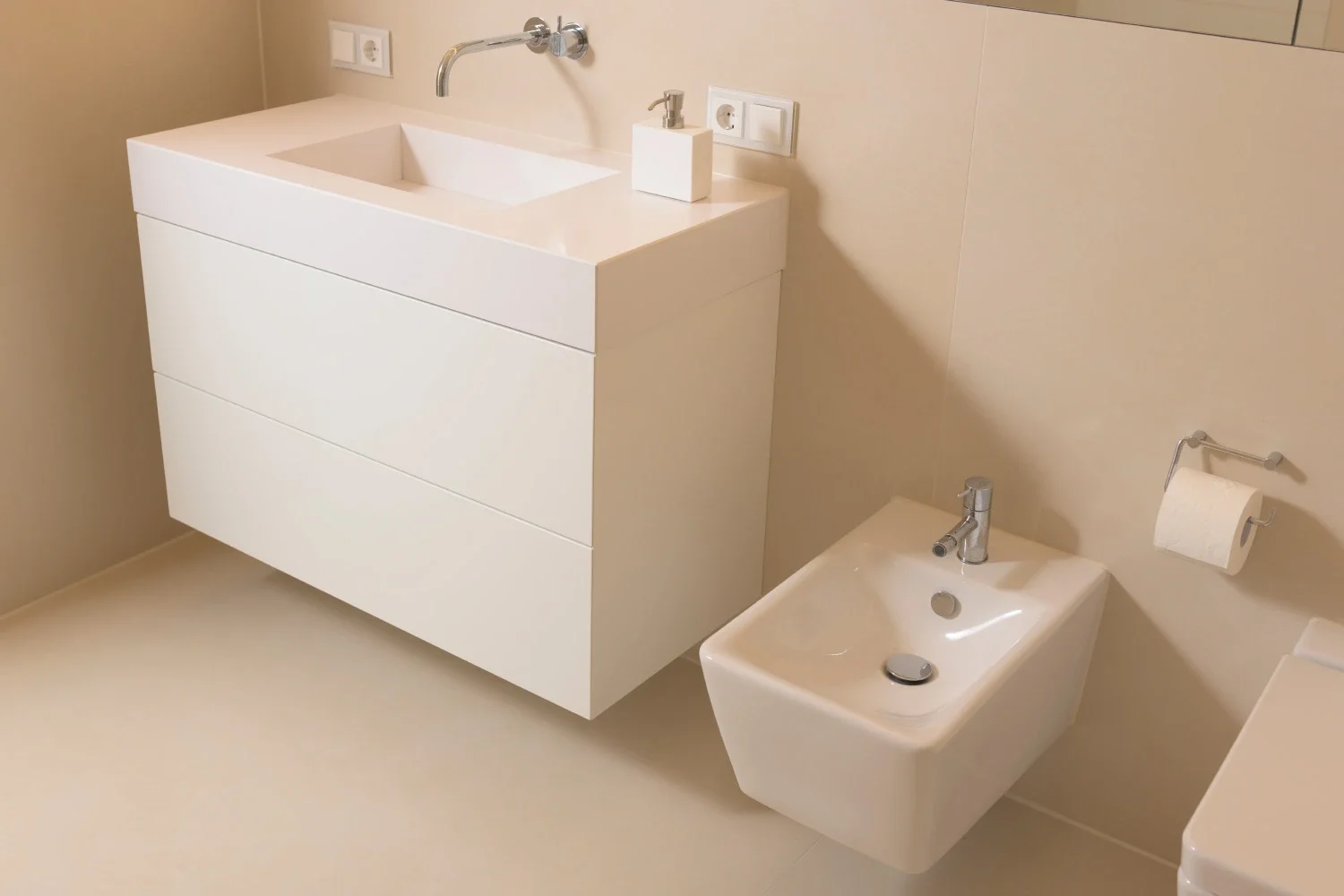 Luxusbadezimmer mit Waschtisch in Beige