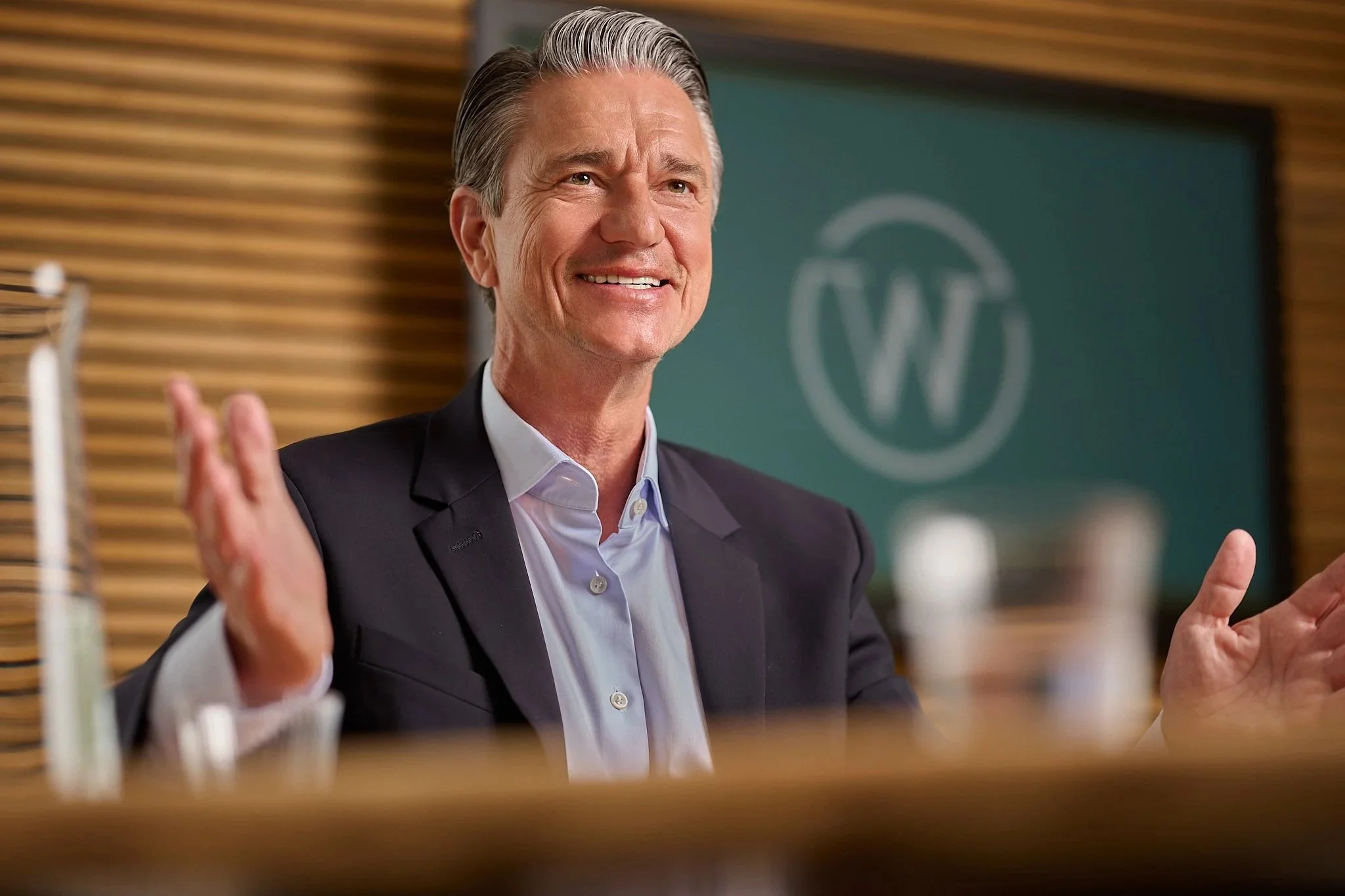 Authentisches Businessportrait eines Unternehmers im lebhaften Gespräch – Businessfotograf Stuttgart Jean-Claude Winkler
