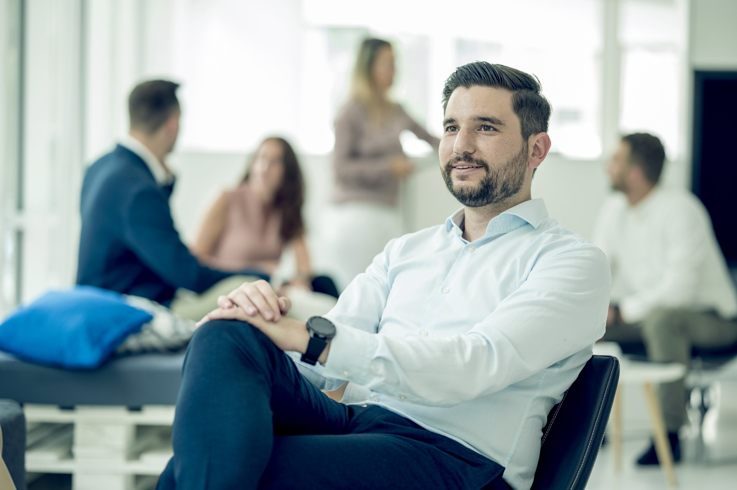 Mitarbeiter im Gespräch in modernem Büro