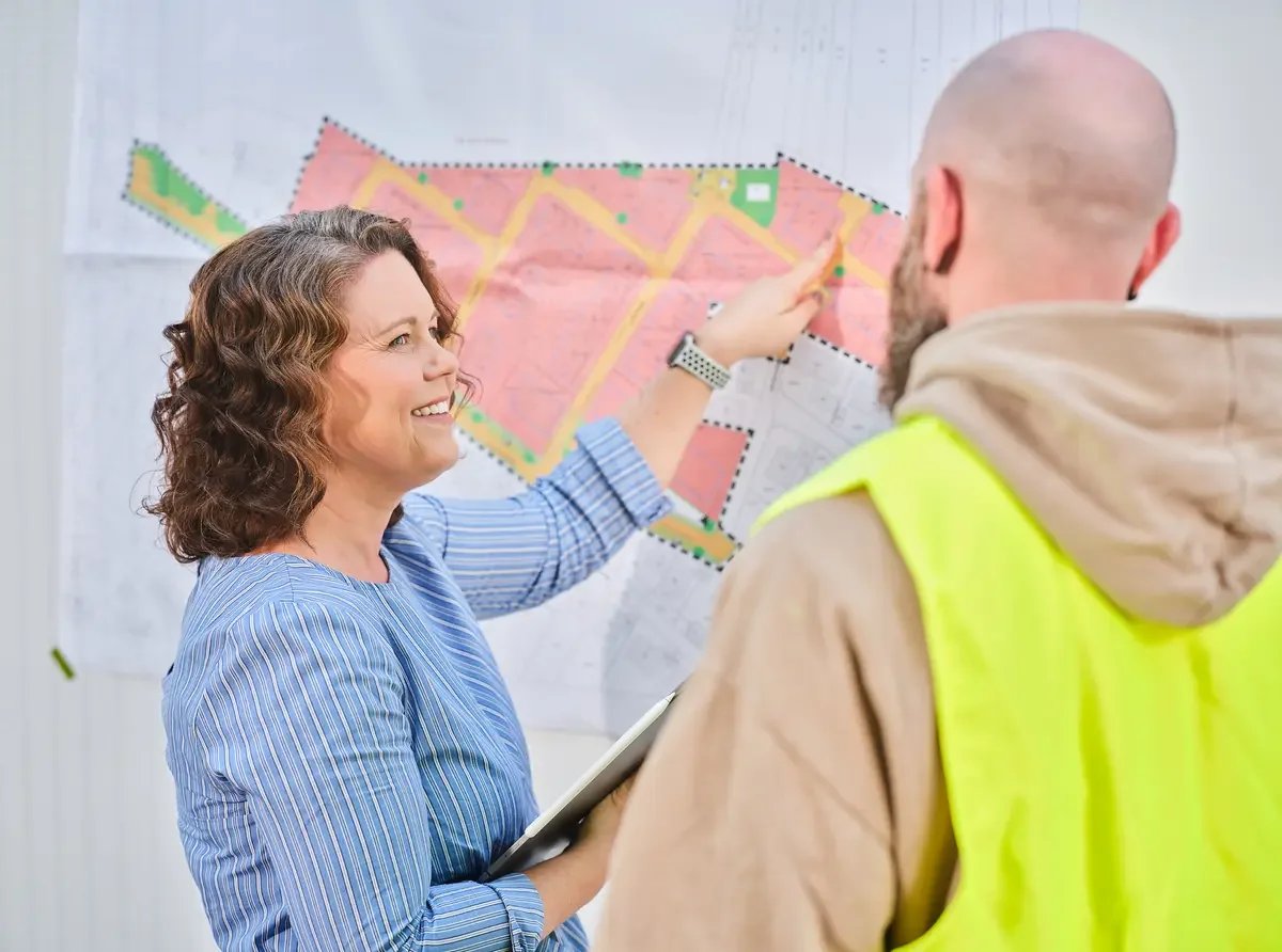 Stadtplanerin im Gespräch mit Mitarbeiter