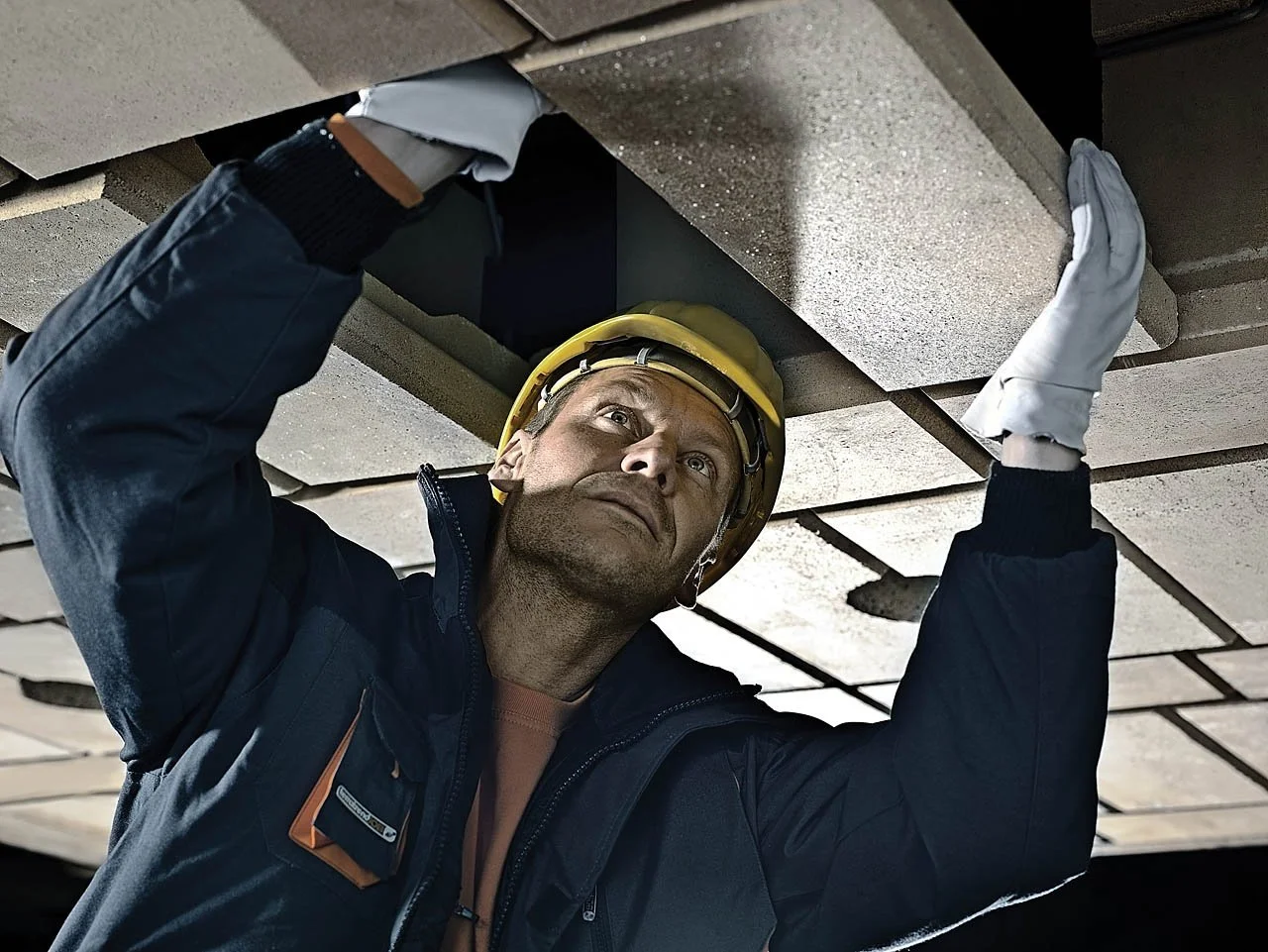 Handwerker arbeitet über Kopf