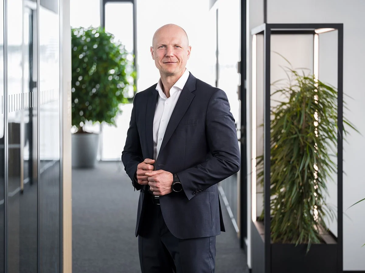 Businessfotograf Stuttgart – CEO Portrait im modernen Bürogebäude, Jean-Claude Winkler Fotografie