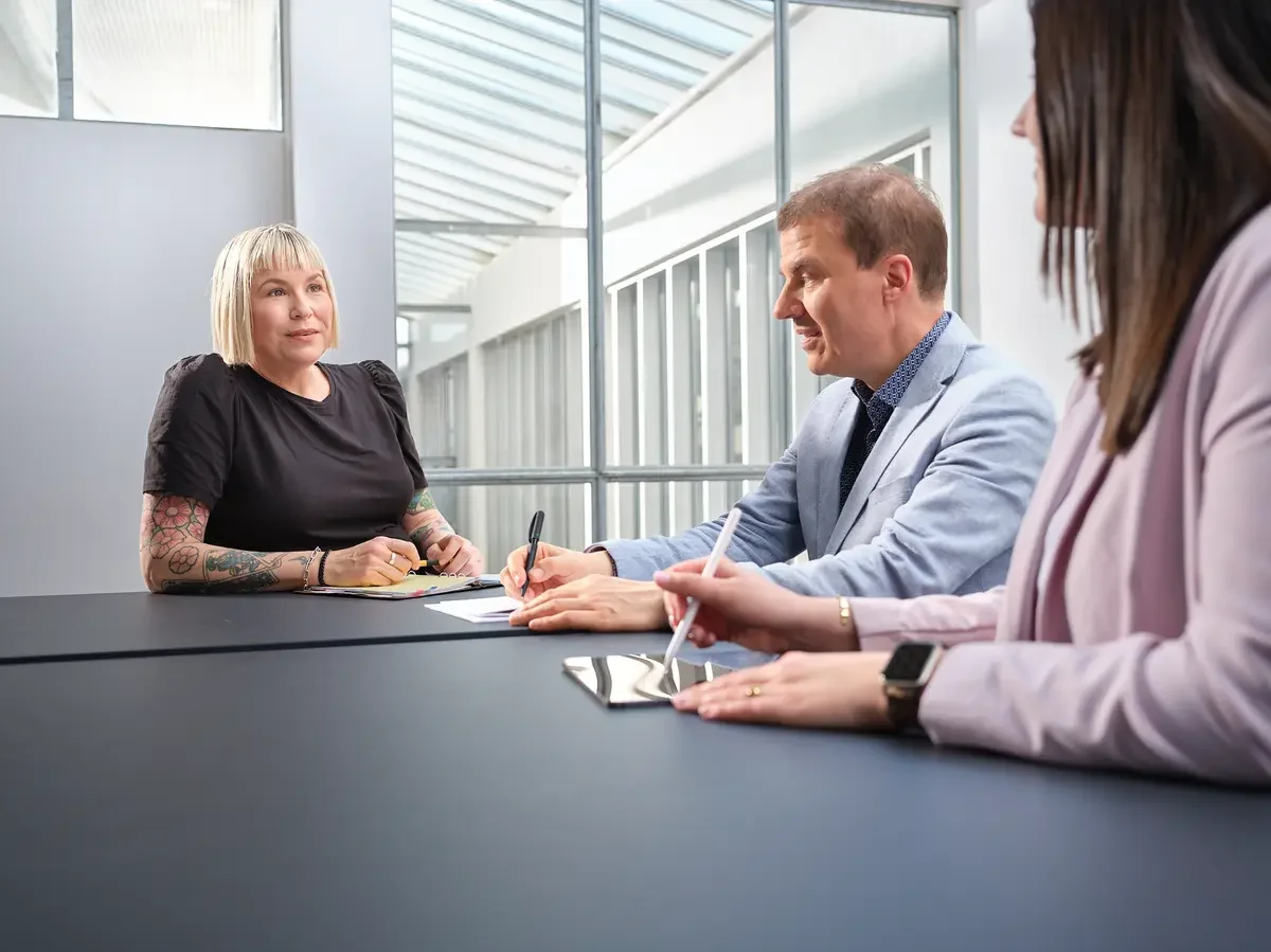 Mitarbeitende der Stadt Ostfildern im Treppenhaus – Employer Branding Fotografie aus Stuttgart