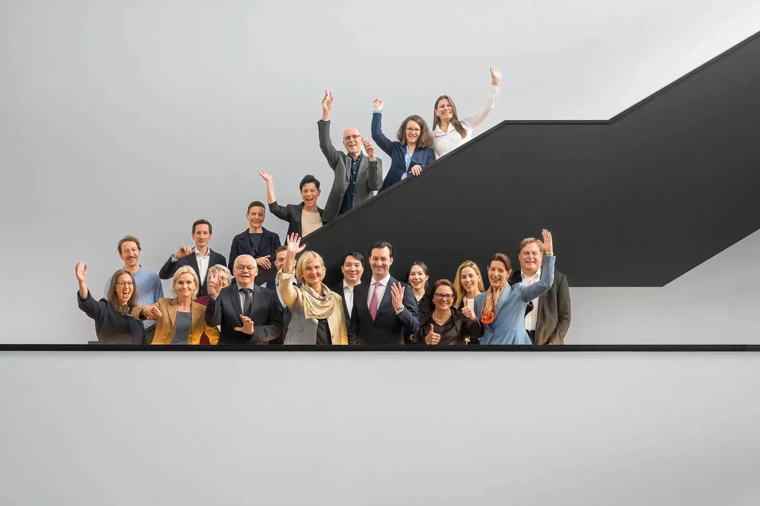 Eine Gruppe von Menschen, die auf einer Treppe steht und jubelt.