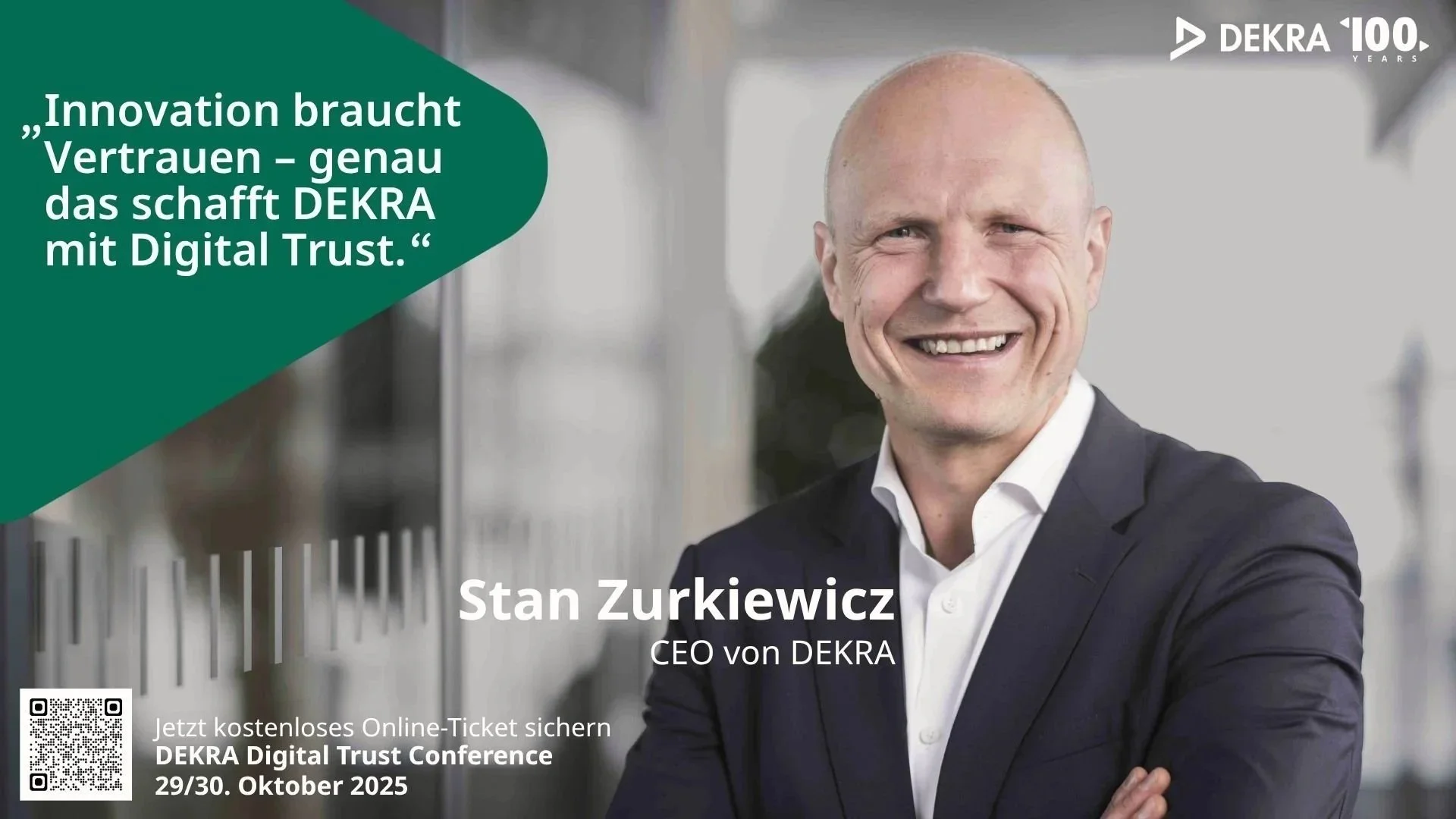 Porträt eines lächelnden Mannes in formeller Kleidung vor einem modernen Hintergrund, mit Text über Innovation und Vertrauen, sowie Details zur DEKRA Digital Trust Conference im Oktober 2025.