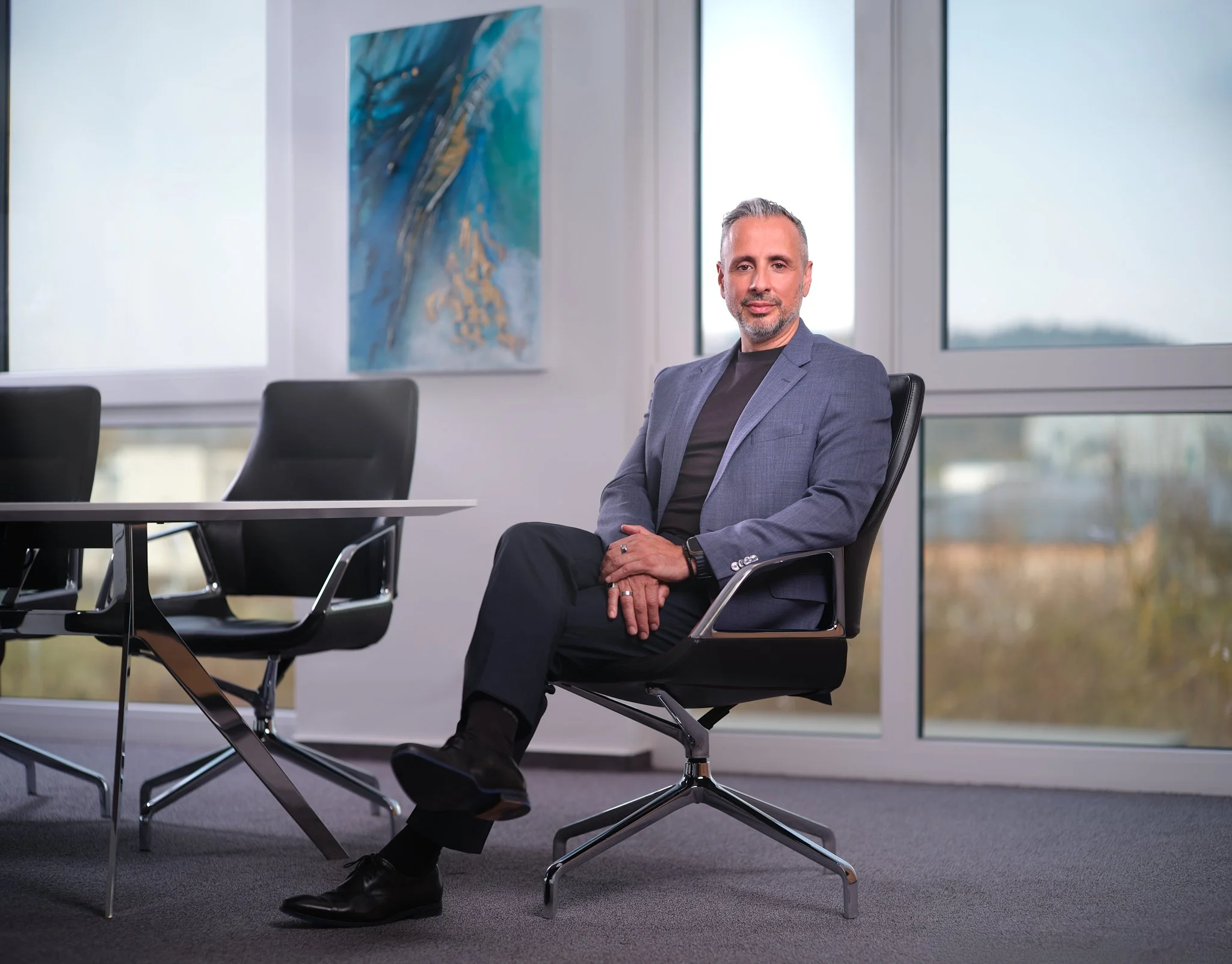 Manager in Designerstuhl in Büro