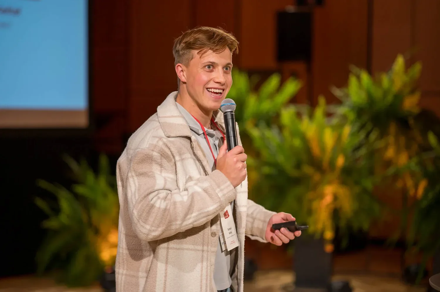 Speaker mit Mikrofon bei Keynote auf Corporate Event