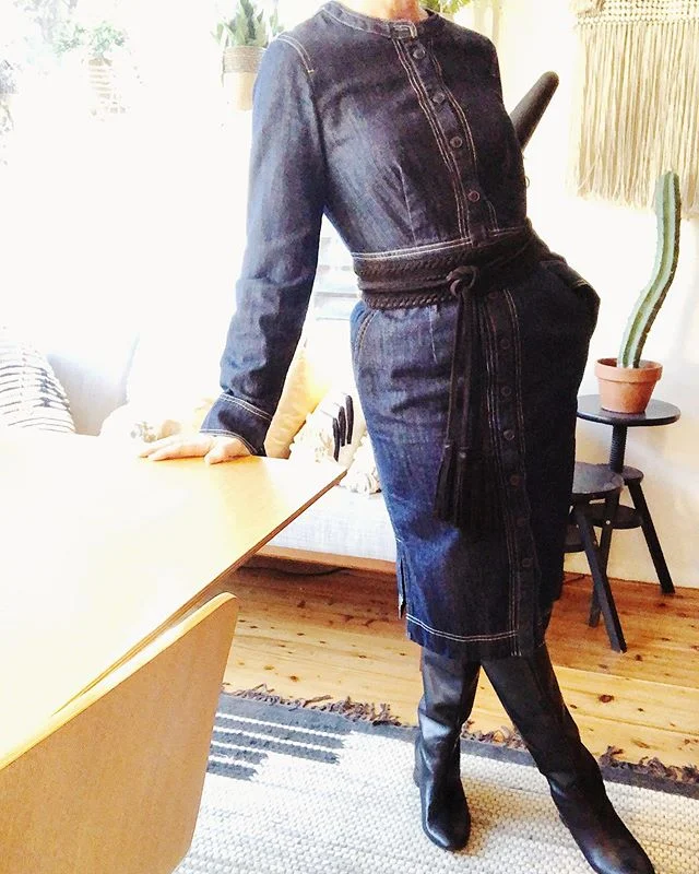 This belt has me under its spell... there's something about tassels that I find utterly addictive 🍰🍩🍡#cantgetenough .
.
.
.
.
#workwardrobe #blogpost #winteroutfits #winterfashion #wellconsidered #workingmomstyle #workingmum #discoverunder1k #caps