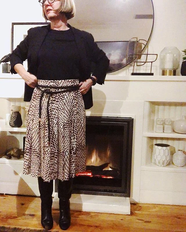 My favourite place in winter #bythefire 🔥
.
.
.
.
.
.
#workwardrobe #blogpost #winteroutfits #winterfashion #wellconsidered #workingmomstyle #workingmum #workingmomfashion #discoverunder1k #capsulewardrobe #ootd #styleblog #dressforwork #fashionaddi