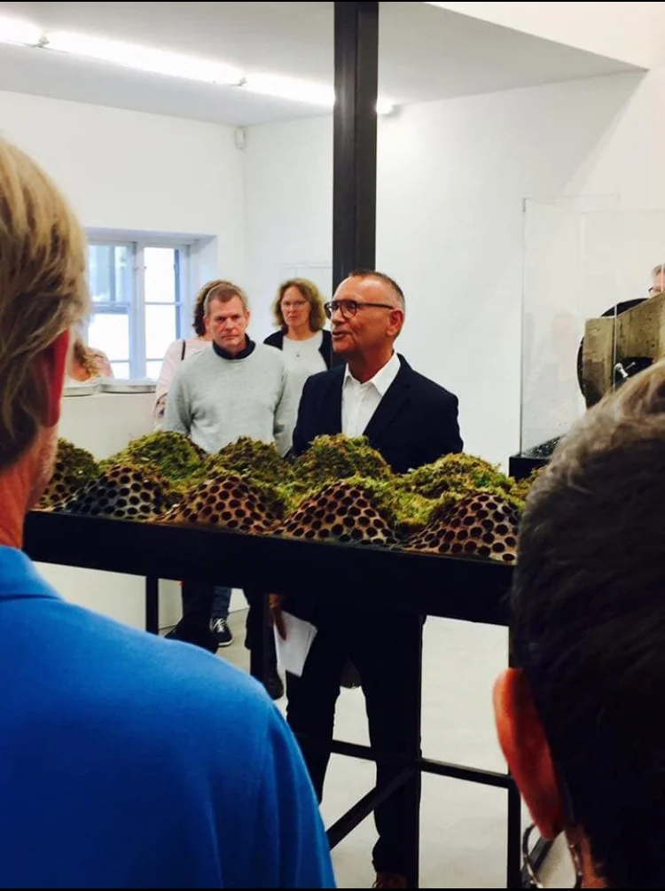 Här inviger Göran Christenson utställningen där den senaste skulpturen av Markus Copper, Scania Clockwork, visades på galleriet sommaren 2017. Det är en magisk skulptur i tre delar, där mekaniken drivs av ett stort vattenhjul. Göran Christenson, tidigare chef på Malmö Konstmuseum är, liksom vi på Arnstedt i Östra Karup,en stor beundrare av Markus Coppers verk. I museets ägo finns Knivaremannen , Circle of Brothers och en samling teckningar som alla visats på galleriet. Vi på galleriet är tacksamma över vårt fina samarbete med Markus genom åren och oerhört ledsna att han inte längre finns med oss. Vi kommer sakna honom både som konstnär och en god vän. Britt Arnstedt