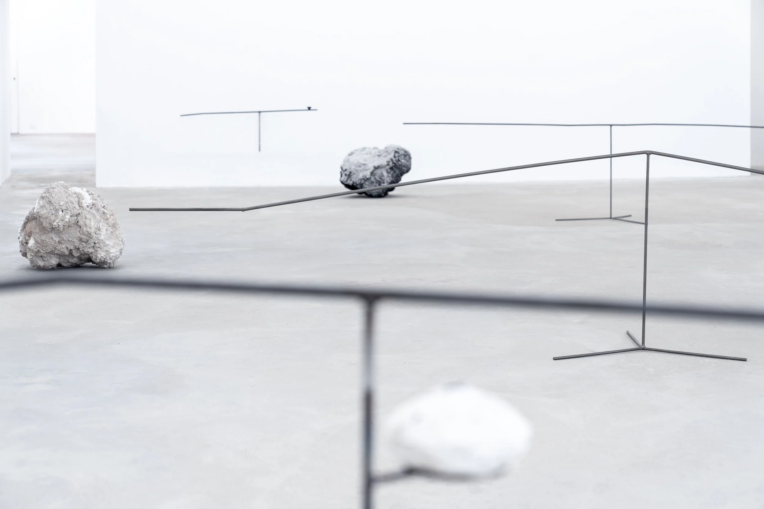 Konstnär Gabriel Karlsson konst, skulptur installation i gips och stål med pumpor och syrullar