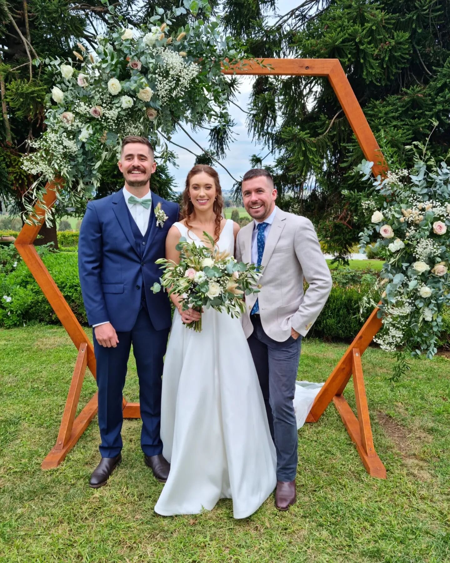 ✨️ Introducing the Orrs! ✨️
.
Congratulations to @louisorr_ + @em_orr_  who wed at @borambolawines 
.
💐: @elsablooms 
📸: @borambolawines
📸: @sarahcarterphotographyandfilms