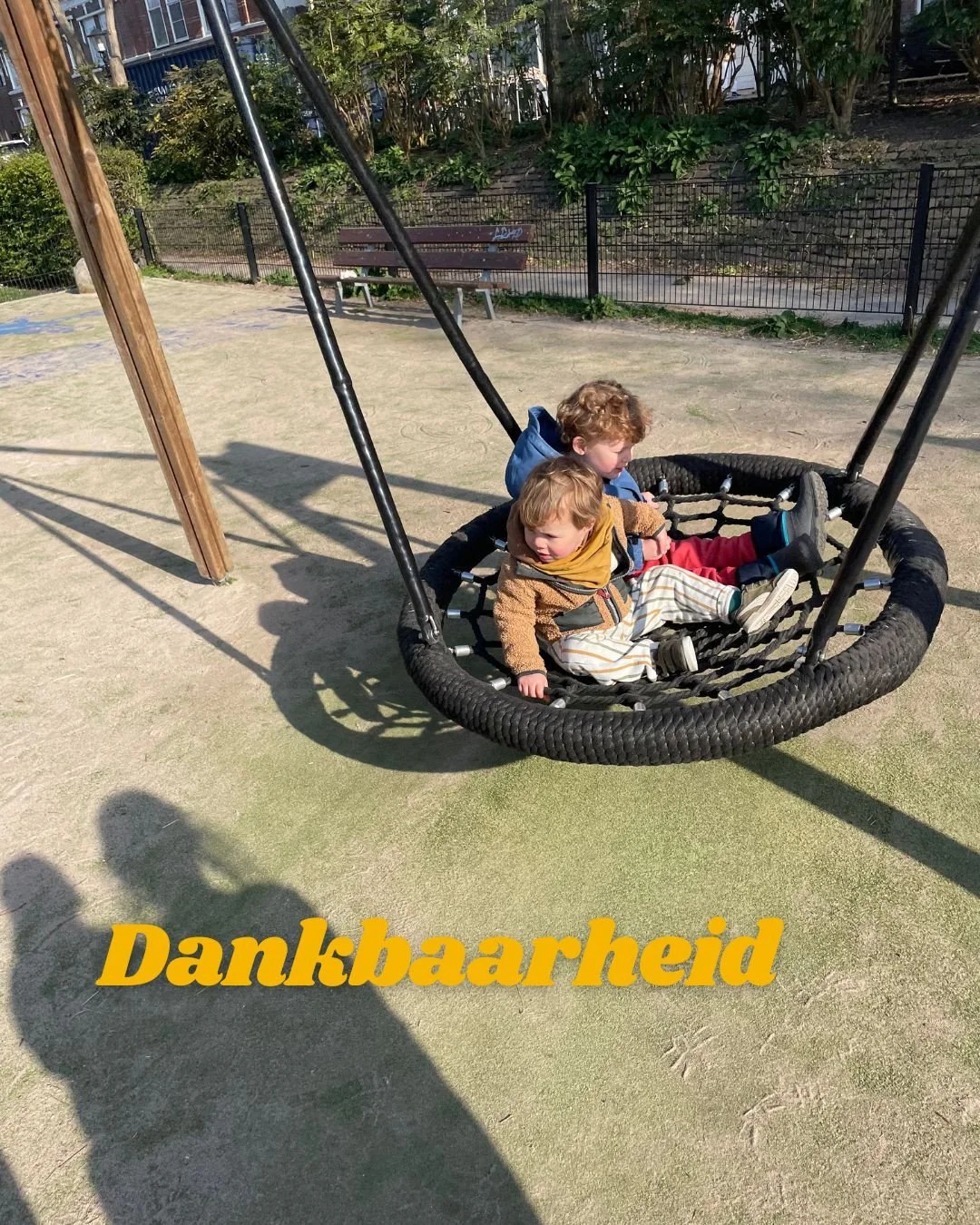 Drie speelse manieren om dankbaarheid te oefenen met kids ✨⁠
⁠
1️⃣ Voor het slapengaan samen 3 kleine dingen delen waar je blij van werd vandaag.⁠
2️⃣ Een dankbaarheidspot vullen met briefjes of tekeningetjes &ndash; later teruglezen = pure magie.⁠
3