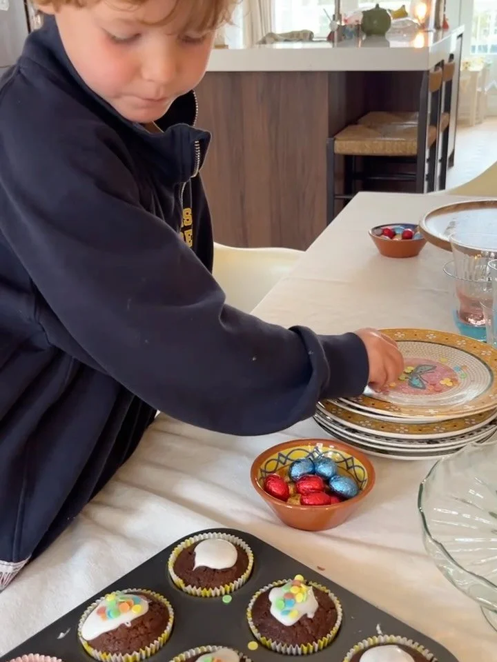 MAART 

Cupcakes voor papa &amp; Siep 🎈 
Siepie 3! Vieren op de peuterschool
Eerste keer tuin dit jaar! ☀️ 
De leukste voetjeballer ⚽️ 
Neven &amp; nicht!
Knutselboys
Mijn nieuwe kantoor😍😱
Pannenkoeken bij Oma Toos 🥞 
Briefje in de trommel
5 jr g