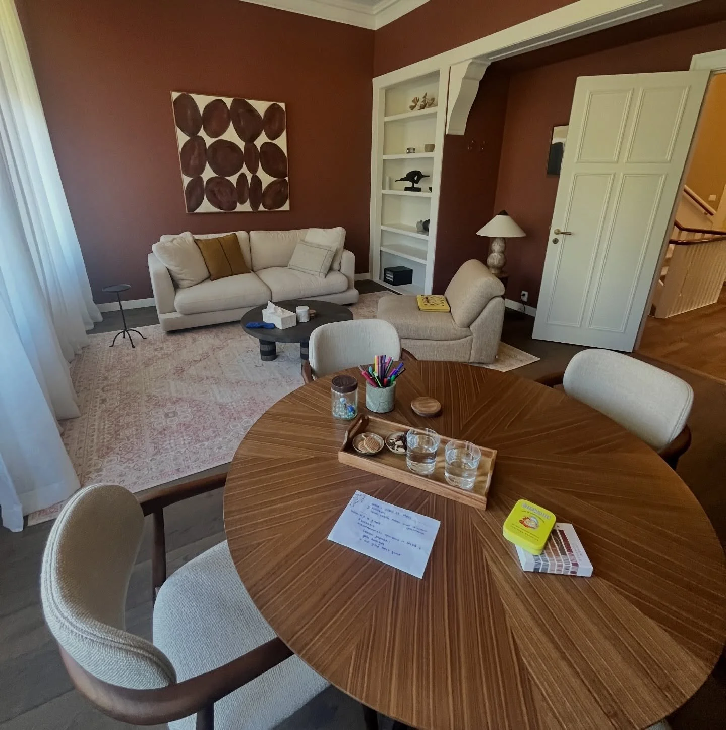 Coconut coachingsessies ❤️🌿 Niet in een formele spreekkamer, maar op plekken die ademen. Huiselijk, warm, uitnodigend - precies hoe een sessie met kinderen moet voelen. Ze moeten zichzelf kunnen zijn. 🥥✨