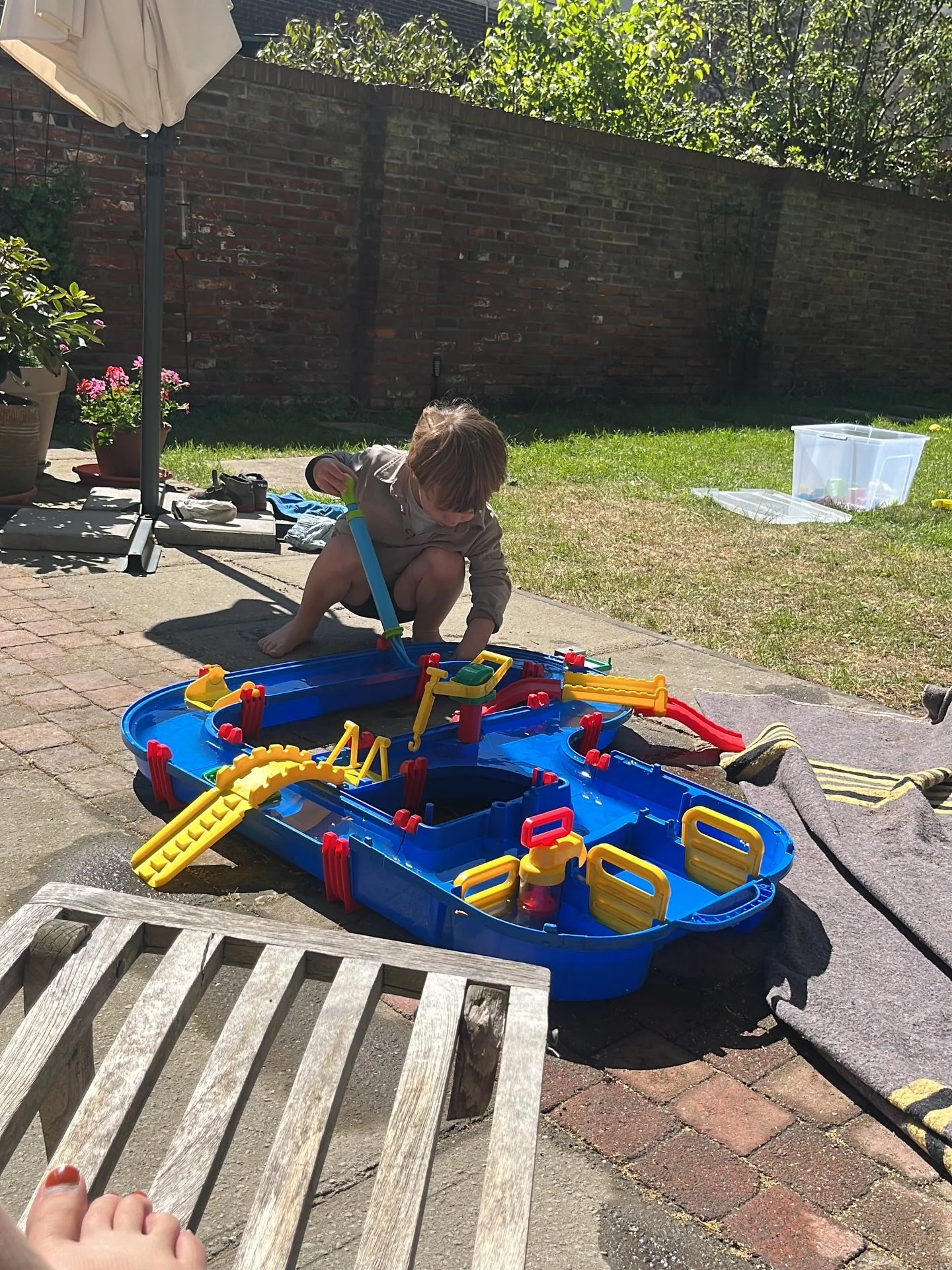 MEI

Watertafel van stal gehaald
Wonder dat ie nog geen bril hoeft met twee blinde (inmiddels gelaserde) ouders! 👓 
Picknick en goede gesprekken
Elke dag om 06:05 zn kamer uit 🙃🤪
Dankbaar voor Den Haag 🌅 
Sunset en toetjes met lieve vrienden 🌊 

