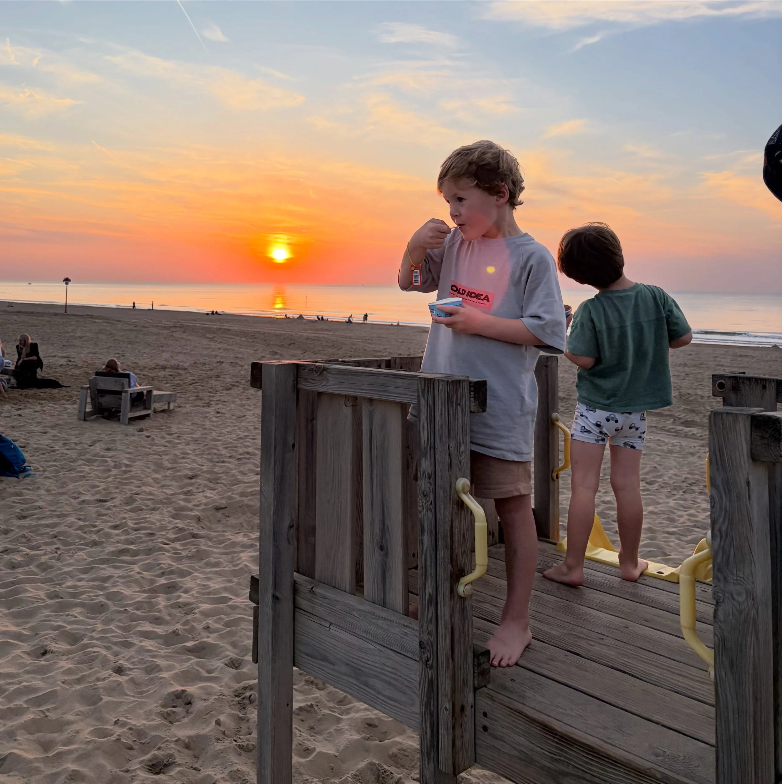 Ben &amp; Jerry &amp; Abe &amp; Siep genieten samen van de zonsondergang op 29-09-2026

Arrest me. 🍕

Mijn mannetjes 🩵

Indian summer 🔥🌊

T&oacute;ch mooier dan de zonzet

💌🐚

🍀rijkdom