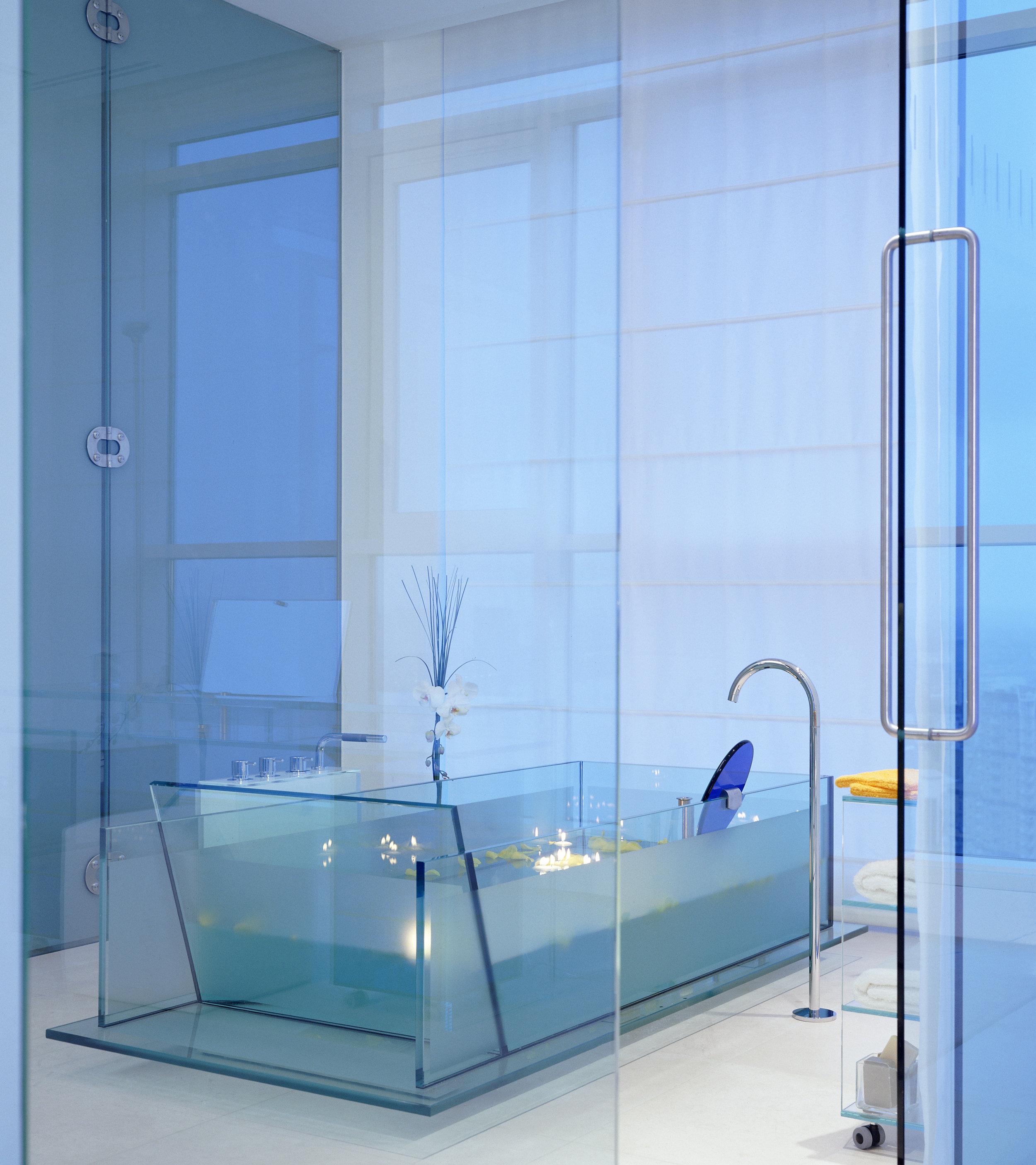 Душевая с прозрачным стеклом. Стеклянная ванная. Стеклянные перегородки для ванной комнаты. Ванная со стеклянной стенкой. Ванная со стеклянной перегородкой.