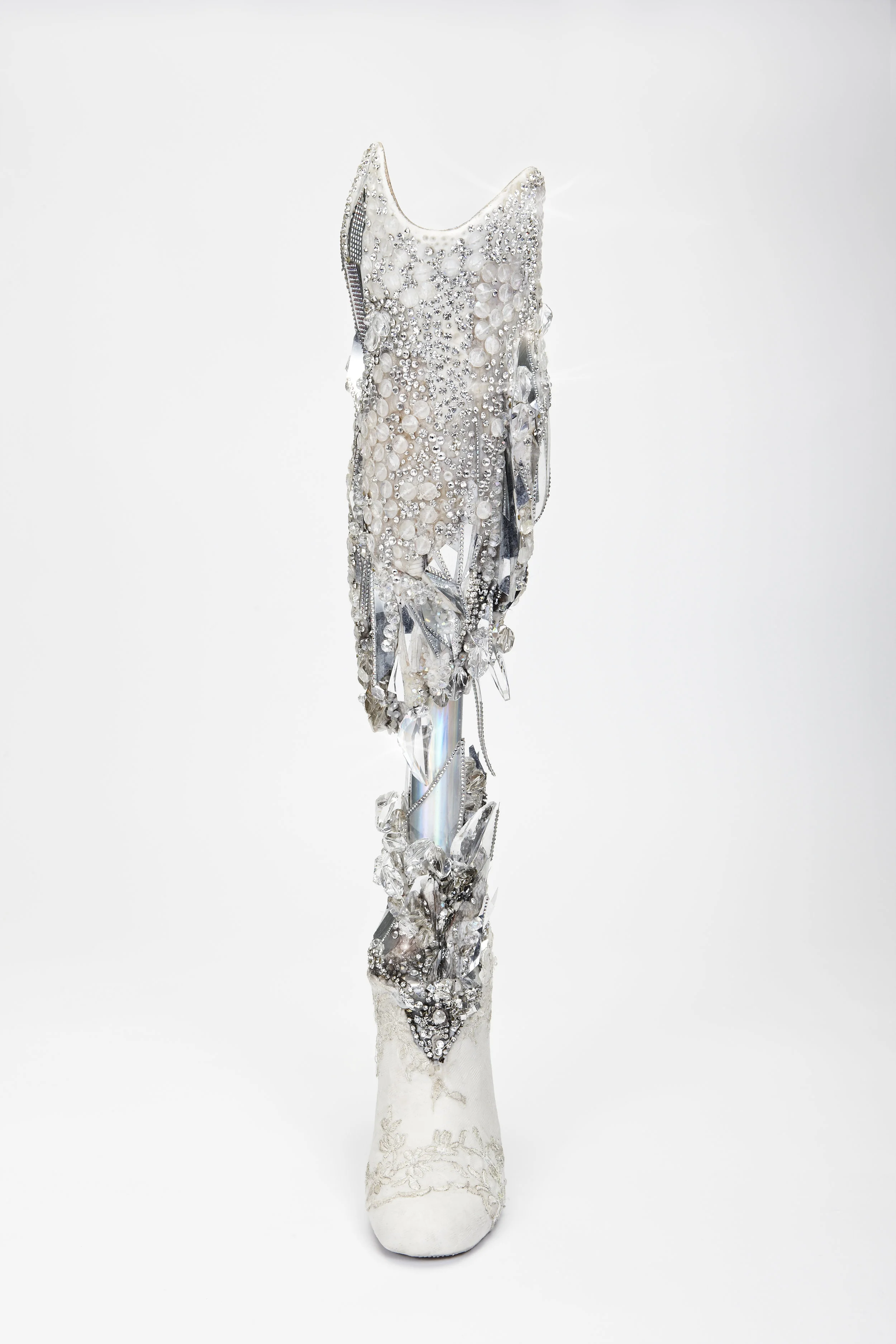 Cristal Leg. Photo by Omkaar Kotedia.