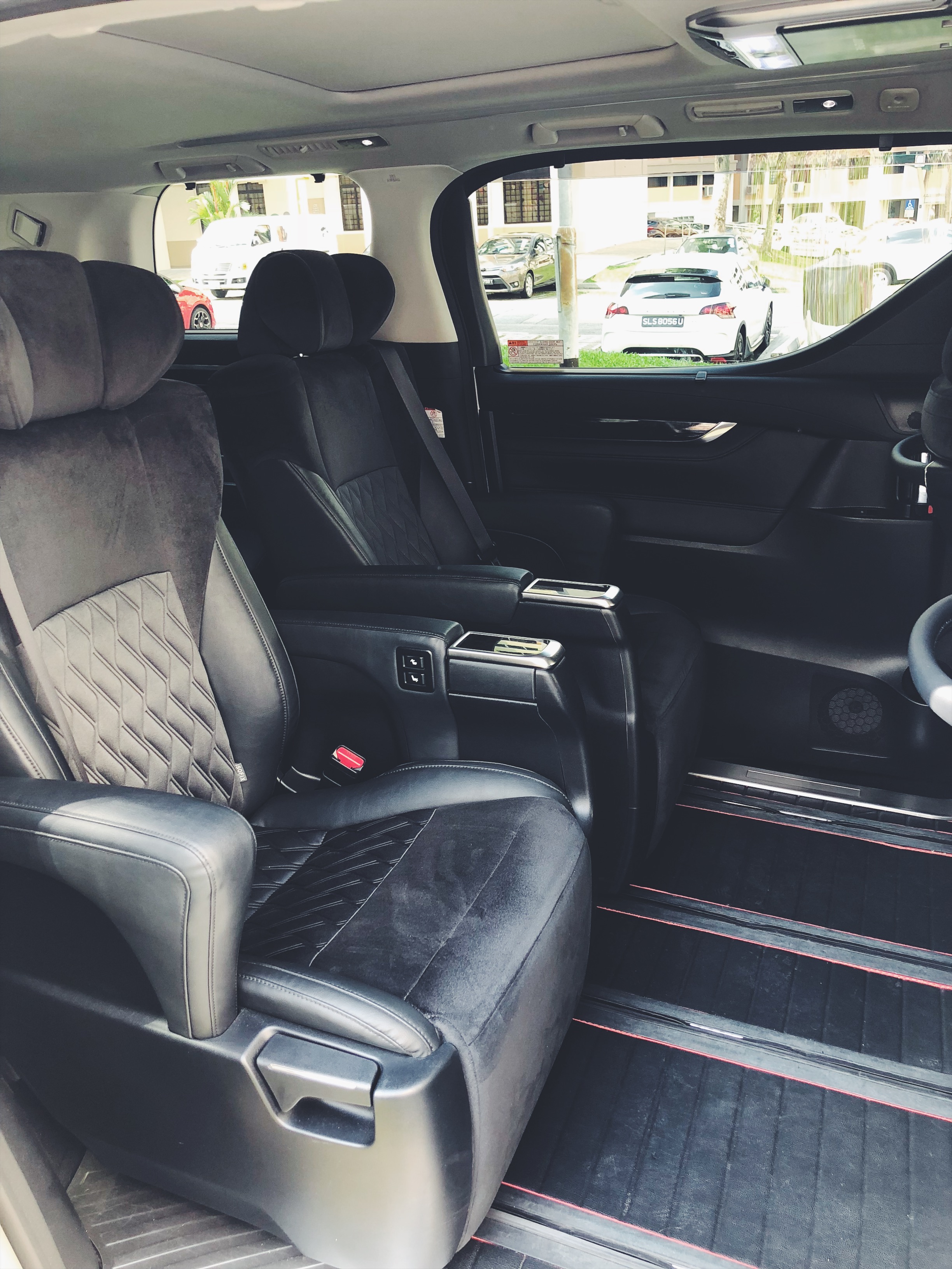 Toyota Vellfire Interior (high-spec)