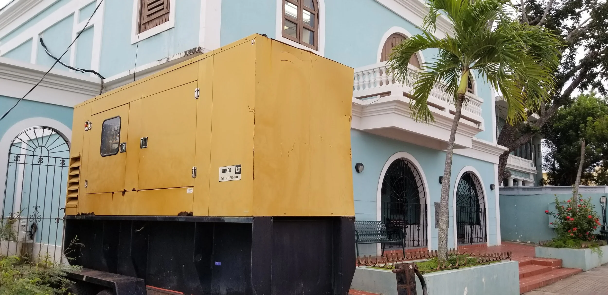 a large generator outside of a school in the plaza of isabel II