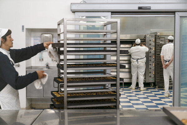 Antiga-Confeitaria-de-Belem-Custard-Tarts-production.jpg