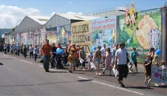 Éilíonn Gaeilgeoirí Comhionannas