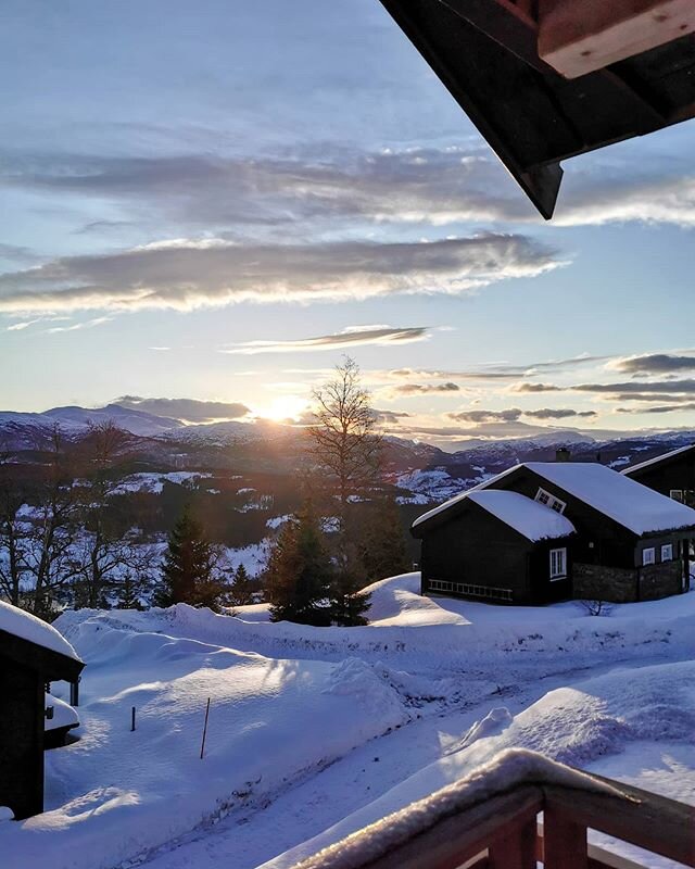 Hetta &uacute;ts&yacute;ni&eth; hava vit vakna&eth; til hv&oslash;nn morgun! 🌞 Vit hava b&uacute;&eth; sm&aacute;ttum vi&eth; terassu, peis og hitar&uacute;m! T&aelig;r liggja &uacute;t vi&eth; pistunum, so ta&eth; er ski-in ski-out ⛷️