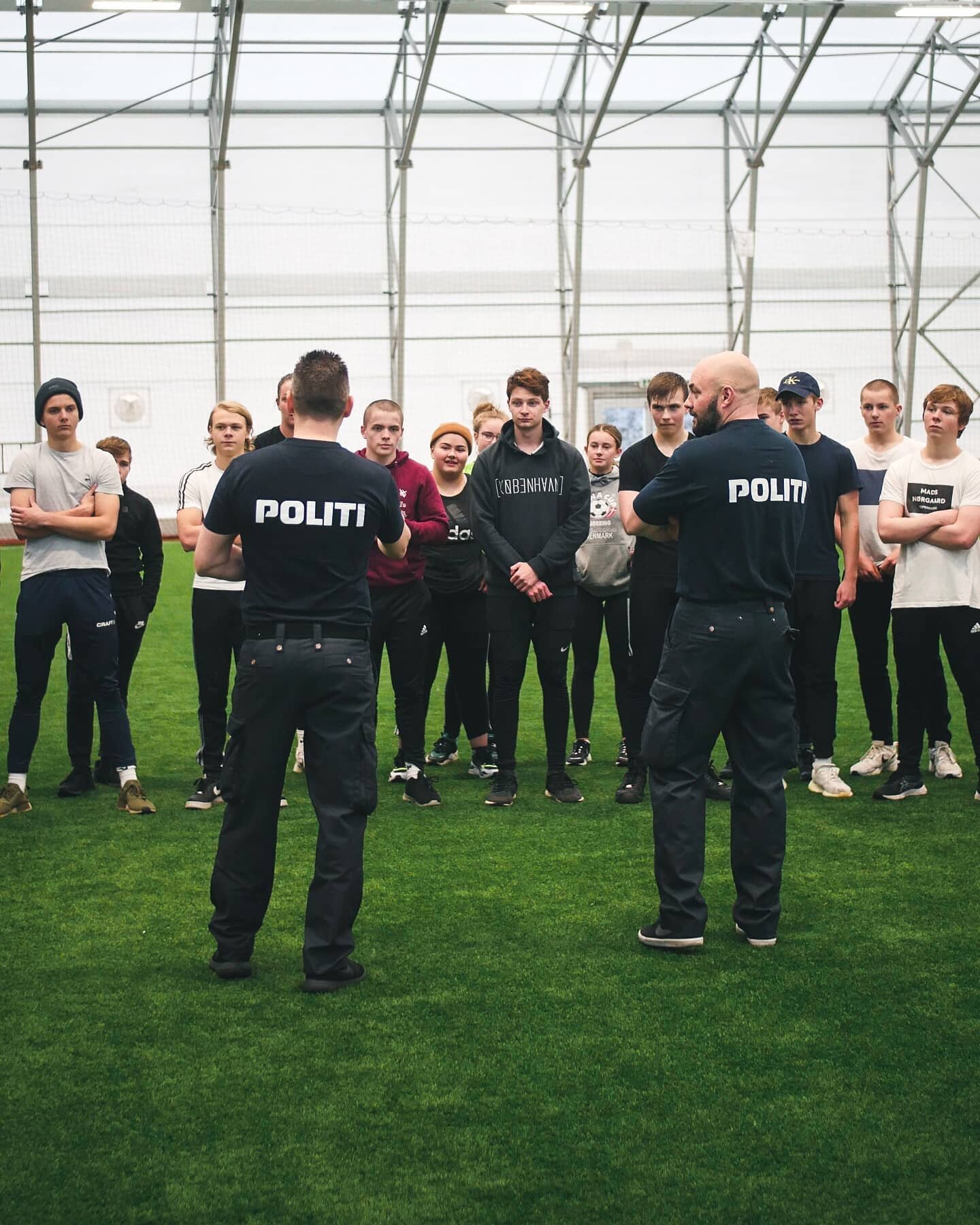 Hesa vikuna hava vit havt politi-tema saman vi&eth; okkara Hallt&oacute;ru og tveimum l&oslash;greglumonnum 👮&zwj;♀️👮
N&aelig;mingarnir hava fingi&eth; fyrilestur um politiarbei&eth;i, fyrstuhj&aacute;lp, l&aelig;rt sj&aacute;lvverju og enda&eth; v