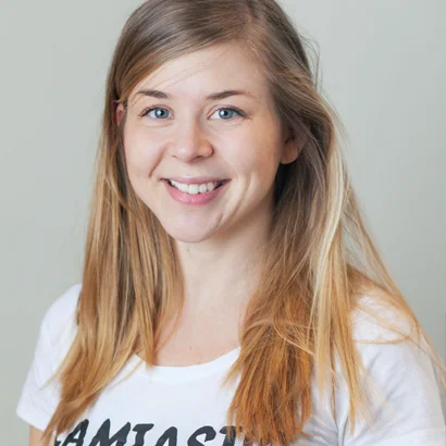 Emma , Marknad & Kommunikation Jag brukar kalla mig husets kontorsråtta, då jag trivs lika bra framför datorn som med våra gäster. Försöker kompensera detta med en hel del beachvolleyboll i Västra Hamnen efter jobbet. Jag blir ständigt imponerad av alla kreativa sätt att fuska som våra gäster hittar, vilket kan bero på min egna okynniga läggning.