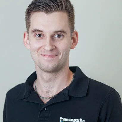 Fredrik , Tekniker Fredrik är husets klippa. Han ansvarar för att all teknik fungerar och att alla utmaningar fungerar som de ska. Han är en mästare i verkstaden, och den med mest tålamod av oss i huset. Hans passion är fotboll i alla dess former. Oavsett om det gäller att bygga fotbollsspel, lira med laget eller följa ligan på TV, är det fotboll som gäller.