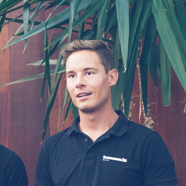 Gustaf , Inredare & partneransvarig för Teamtastic Gustaf är husets stilige manager, som utom att hålla huset snyggt även garanterar att bra musik spelas i högtalarna. Han är en man med sinne för ordning och reda, och har ett udda sinne för humor som går hem hos både gäster och övrig personal. Han jobbar parallellt med både Utmaningarnas Hus och Teamtastic, där han sitter som partneransvarig.
