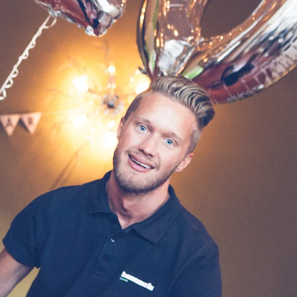 Joakim , Värd & Platschef på Teamtastic Joakim besitter ett skönt lugn som sprider sig mellan både kollegor & gäster. Han jobbar ibland här hos oss på Utmaningarnas Hus men är framförallt ansvarig för vår lillebror Teamtastic inne i city, därav hans smeknamn Mr. Teamtastic. Joakim är ett sant charmtroll som lockar fram barnet och glädjen ur den mest svårflörtade gästen. Det kan även tilläggas att han förmodligen är den bäst klädda av alla i personalen (tätt följt av Linnea & Gustaf).