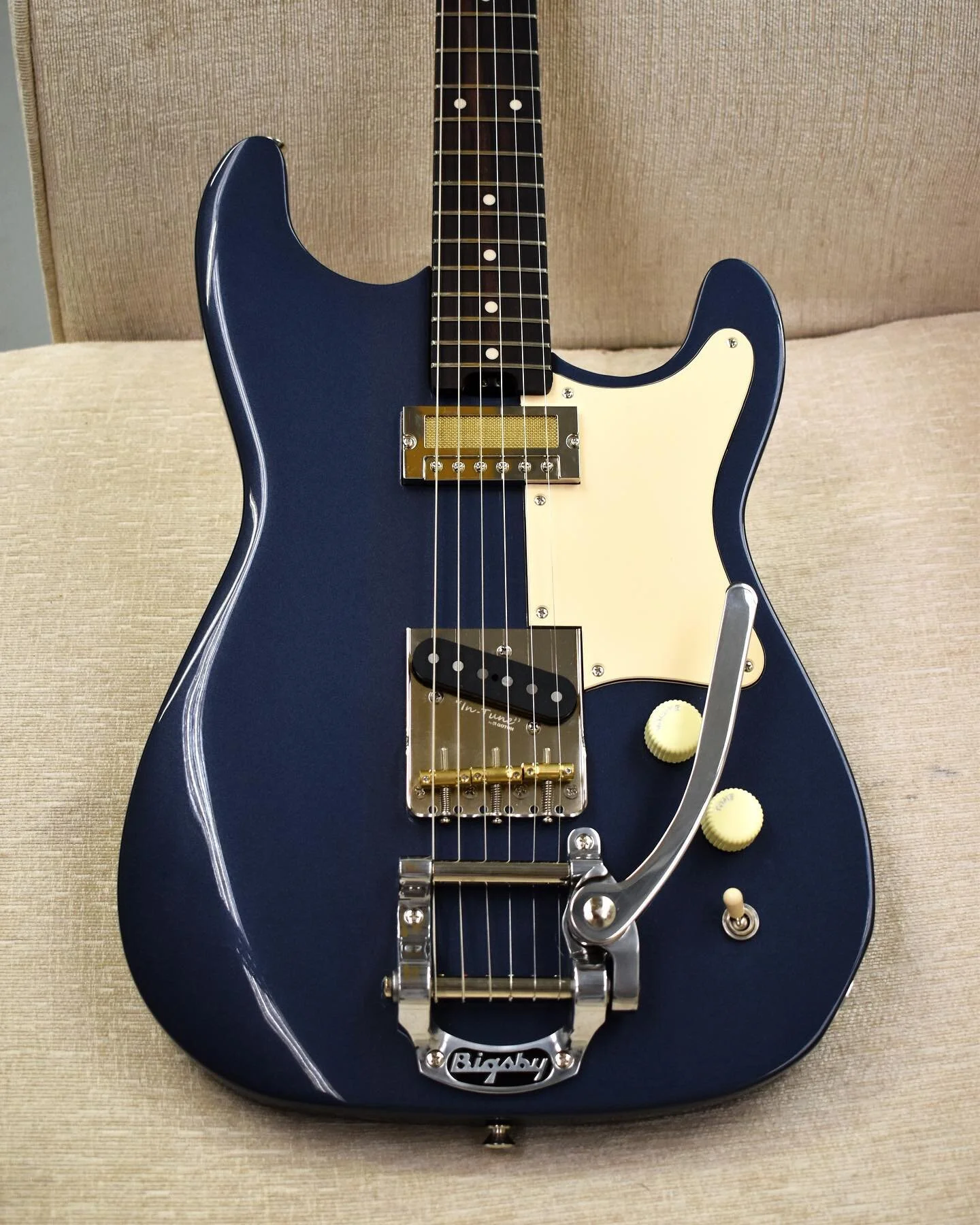 Ending the week with a Harland in Midnight Blue! 
Featuring an alder body, maple neck and @mojopickups 🤘🏻