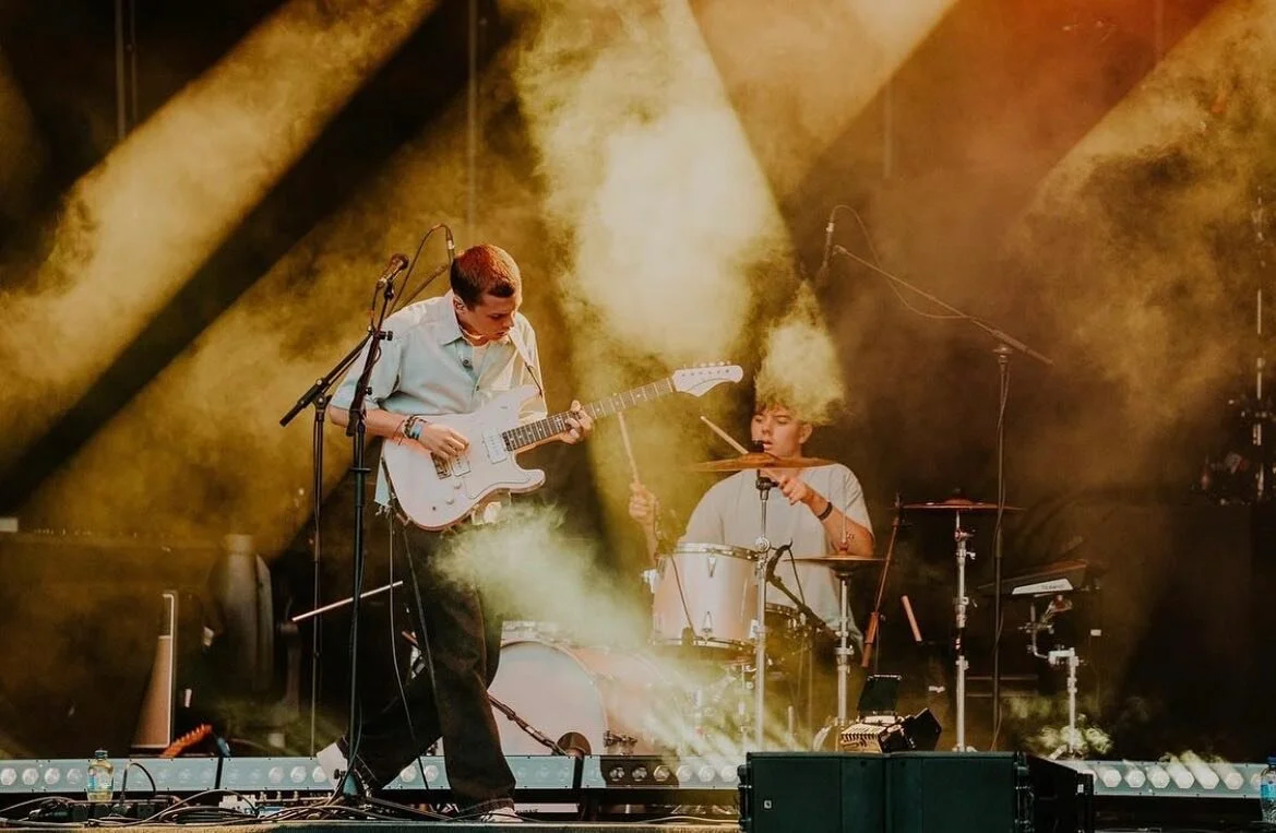 Sweet shot of @baddypoyd with his shell pink Harland on stage with @theflorentinas 🖤
📸 @bradleyquinnphotos