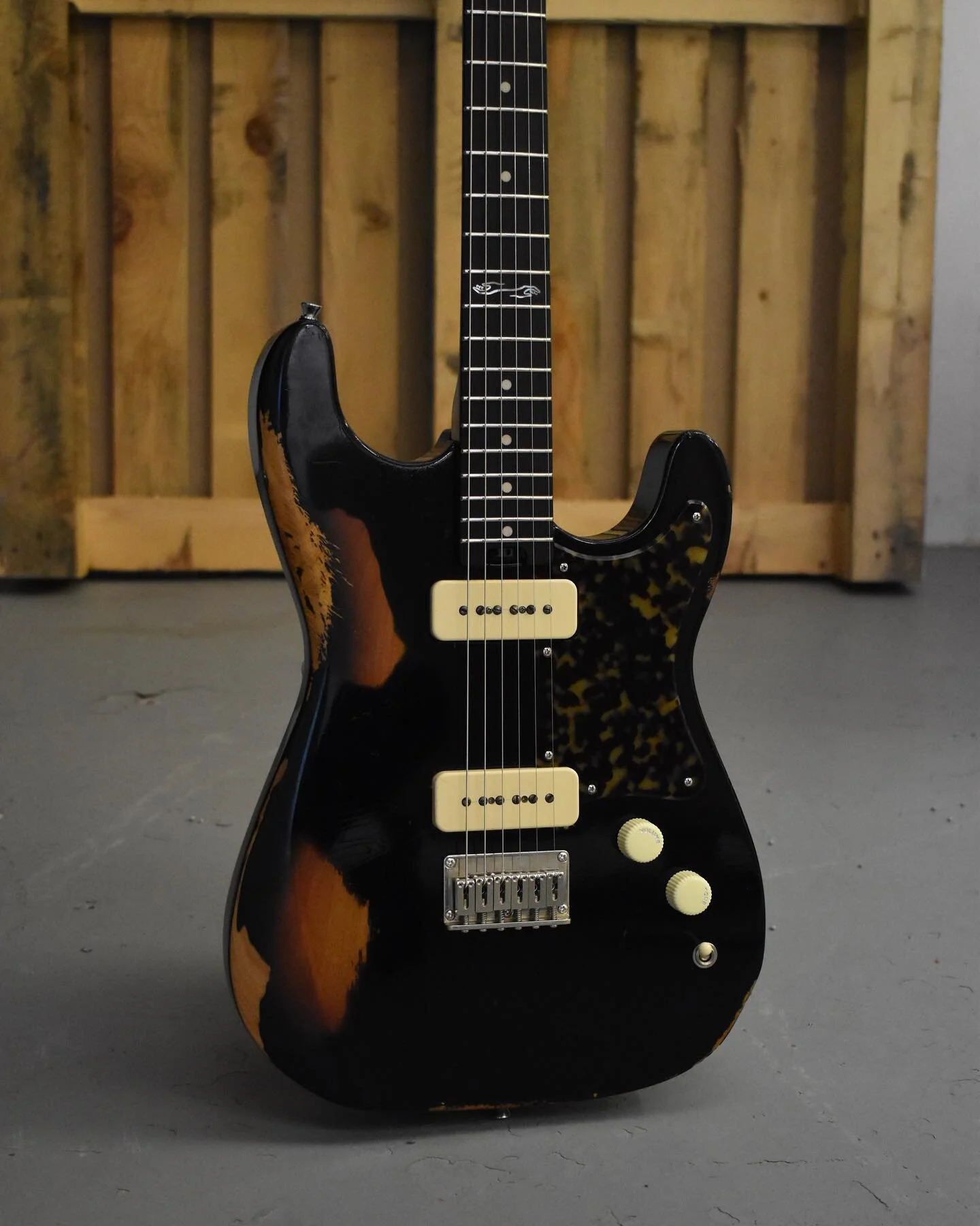 Latest custom shop creation for @jamesdrewturner ⚡️
Harland in distressed black over sunburst, with @mojopickups p90’s, flamed maple neck and a custom 12 fret inlay hand cut in mother of pearl 🖤
