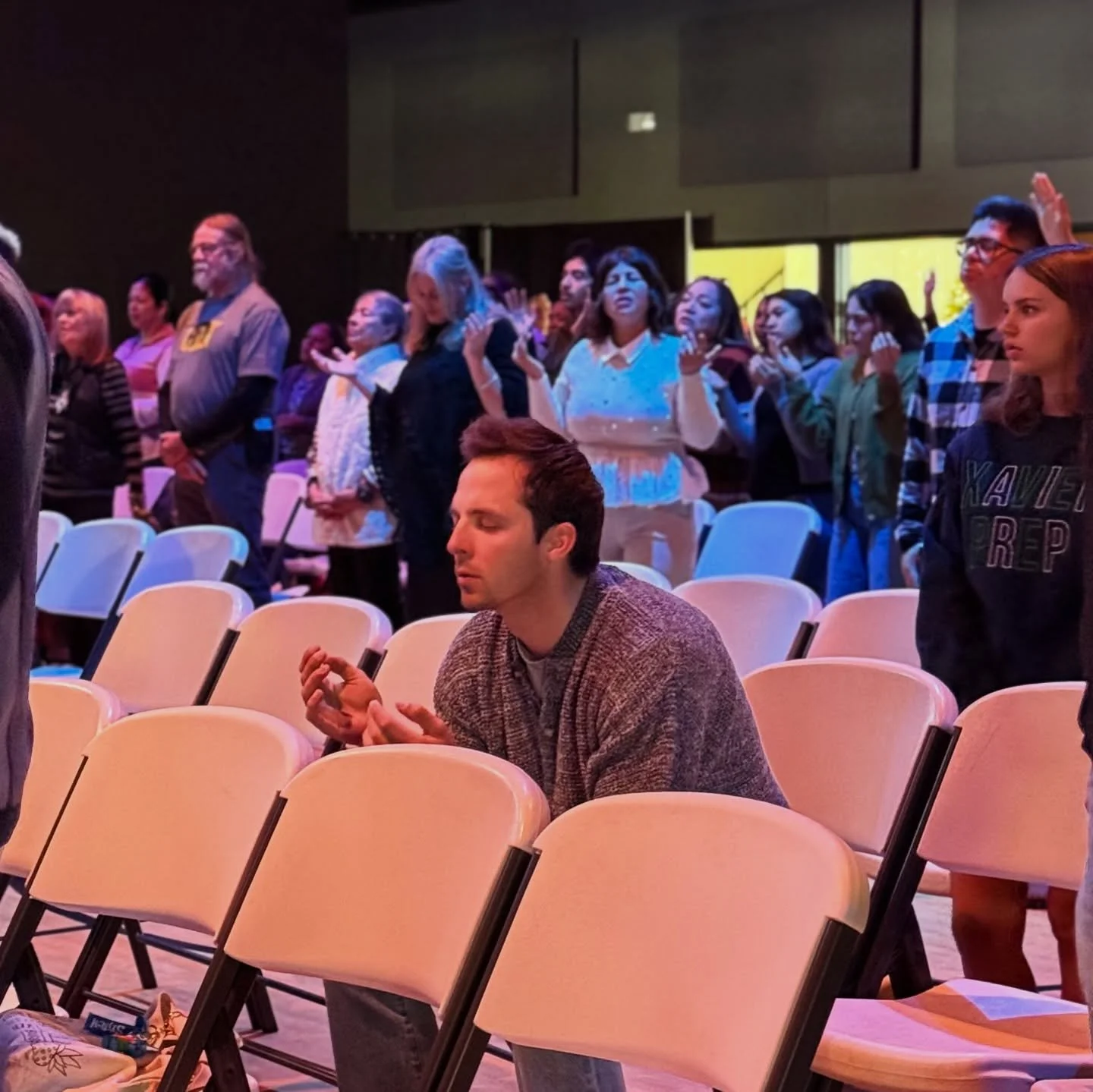 &ldquo;Jes&uacute;s no solo abre puertas, Jes&uacute;s ES la puerta.
Y lo que &Eacute;l abre, ni las tinieblas lo pueden cerrar.&rdquo;
//
Jesus doesn&rsquo;t just open door, Jesus IS the door.
And what He opens, darkness cannot close.&rdquo;

#domin